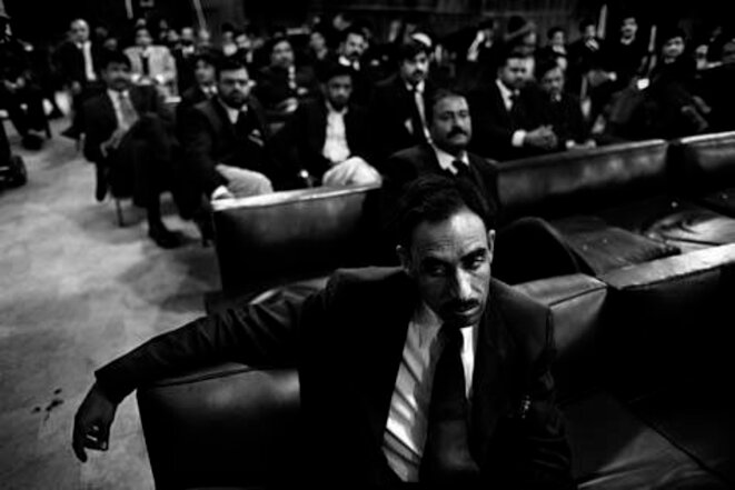 Rawalpindi, février 2008. Réunion de magistrats dans les locaux de l’Association du Barreau avant le départ d’un rallye. © Massimo Berruti / Agence VU / Représenté en Italie par Grazia Neri Rawalpindi, février 2008. Réunion de magistrats dans les locaux de l’Association du Barreau avant le départ d’un rallye. © Massimo Berruti / Agence VU / Représenté en Italie par Grazia Neri